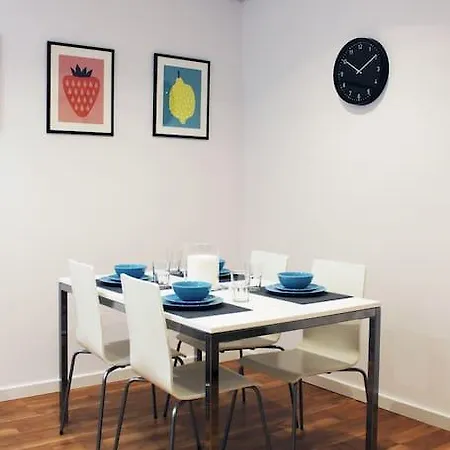 Modern And Bright Close To The Beach Parede