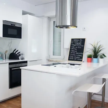Modern And Bright Close To The Beach Parede